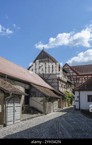 Ex magazzini, fienili del XV secolo, nella storica chiesa fortificata di Huettenheim, bassa Franconia, Baviera, Germania, Europa Foto Stock