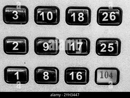 Numeri in primo piano: Simboli dell'appartamento su sfondo bianco. Foto Stock
