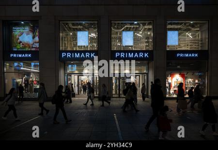 Night shot, passanti, zona pedonale, shopping, Primark Brand Store, logo, catena di grandi magazzini, negozio, filiale Koenigsstrasse, Stoccarda, Baden- Foto Stock