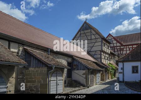 Ex magazzini, fienili del XV secolo, nella storica chiesa fortificata di Huettenheim, bassa Franconia, Baviera, Germania, Europa Foto Stock