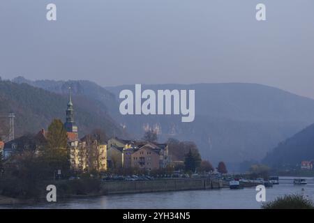 Bad Schandau con la Schrammsteine a novembre, Bad Schandau, Bad Schandau, Sassonia, Germania, Europa Foto Stock