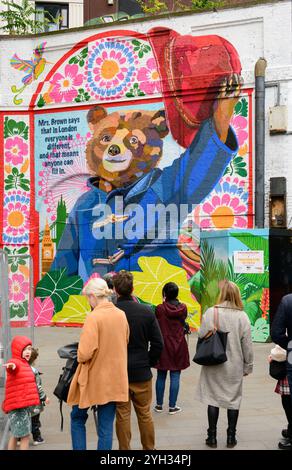 Londra, Regno Unito. Murale di Paddington a Sutton Walk, Waterloo, che celebra l'uscita del nuovo film "Paddington in Perù". Ottobre 2024 Foto Stock