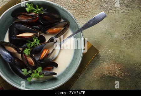 Cozze in conchiglie, salsa cremosa all'aglio, cozze in salsa di besciamella, fatte in casa, nessuno Foto Stock