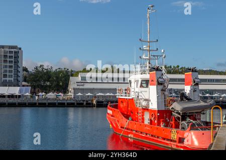 Hobart, Tasmania, Australia - dicembre 28 2022: Rimorchiatore rosso sul lungomare della città di Hobart sullo sfondo in una giornata calda e soleggiata Foto Stock