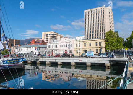 Hobart, Tasmania, Australia - dicembre 28 2022: Skyline della città di Hobart con fronte mare in primo piano, monte wellington sullo sfondo nelle giornate calde e soleggiate Foto Stock