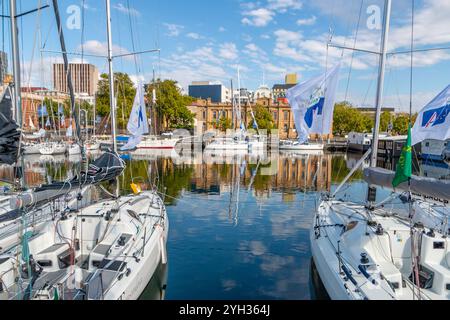 Hobart, Tasmania, Australia - dicembre 28 2022: Skyline della città di Hobart con lungomare e yacht da corsa in primo piano, monte wellington sullo sfondo Foto Stock