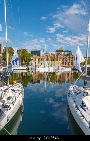 Hobart, Tasmania, Australia - dicembre 28 2022: Skyline della città di Hobart con lungomare e yacht da corsa in primo piano, monte wellington sullo sfondo Foto Stock