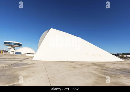 Aviles, Spagna, 19 novembre 2018: Edificio del Niemeyer Center ad Aviles. È un centro culturale progettato dall'architetto brasiliano Oscar Niemeyer, in Europa Foto Stock