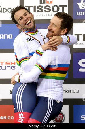 Foto del file datata 06-03-2016 del Gran Bretagna Sir Bradley Wiggins (a destra) e Mark Cavendish festeggiano dopo aver vinto il Madison maschile durante il quinto giorno dei Campionati del mondo di ciclismo su pista UCI a Lee Valley VeloPark, Londra. Sir Mark Cavendish ha annunciato che il Singapore Criterium di domenica sarà l'ultima gara della sua carriera ciclistica professionale. Data di pubblicazione: Sabato 9 novembre 2024. Foto Stock