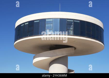 Aviles, Spagna, 19 novembre 2018: Edificio del Niemeyer Center ad Aviles. È un centro culturale progettato dall'architetto brasiliano Oscar Niemeyer, in Europa Foto Stock