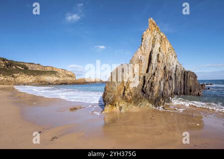 Paesaggio idilliaco nella spiaggia di Mexota, nelle Asturie, in Spagna, in Europa Foto Stock