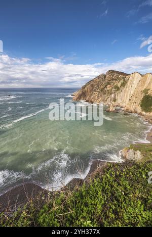 Baia e scogliere nella spiaggia di El silenio, Cudillero, Asturie, Spagna, Europa Foto Stock