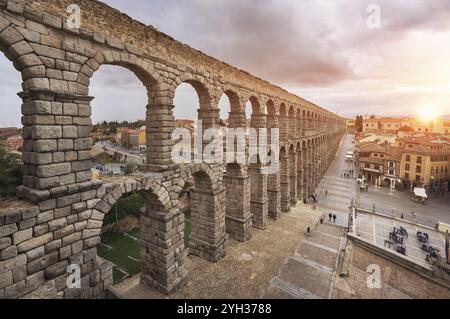 Tramonto spettacolare nel famoso acquedotto di Segovia, Castilla y leon, Spagna, Europa Foto Stock