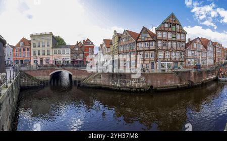 Foto panoramica del ponte Hudebruecke, costruito in mattoni e delle scale che portano al fiume Schwinge, nonché delle storiche case in legno Foto Stock