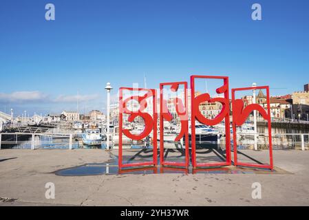 Gijon, Spagna, 19 novembre 2018: Famoso monumento simbolo rosso nella marina di Gijon, Asturie, Spagna, Europa Foto Stock