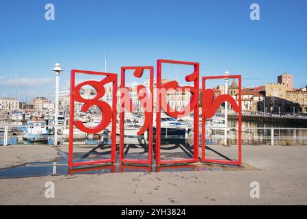 Gijon, Spagna, 19 novembre 2018: Famoso monumento simbolo rosso nella marina di Gijon, Asturie, Spagna, Europa Foto Stock