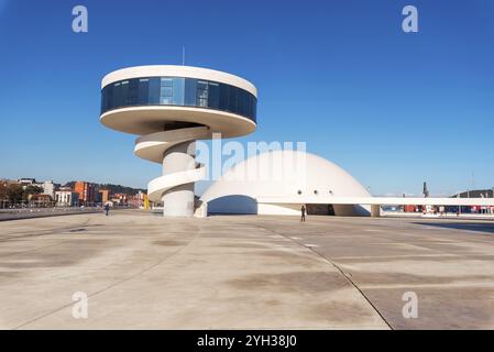 Aviles, Spagna, 19 novembre 2018: Edificio del Niemeyer Center ad Aviles. È un centro culturale progettato dall'architetto brasiliano Oscar Niemeyer, in Europa Foto Stock