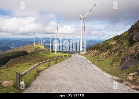 Energia rinnovabile. Turbine eoliche, parco eolico nel paesaggio paesaggistico dei Paesi baschi, Spagna, Europa Foto Stock