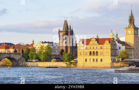 Vista della città vecchia con il Ponte Carlo (Karluv Most) sul fiume Moldava e la Torre del Ponte della città Vecchia, famosa destinazione turistica di Praga, Repubblica Ceca (CZ Foto Stock