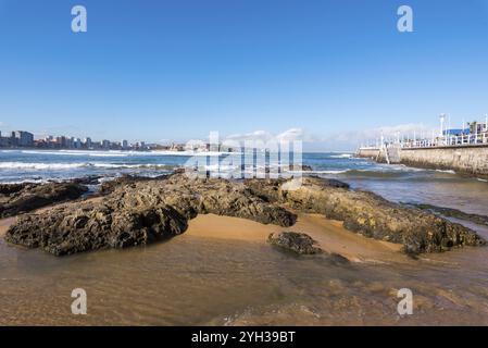 Gijon, Spagna, 19 novembre 2018: Spiaggia di San Lorenzo e passeggiata turistica in una giornata di sole, Europa Foto Stock