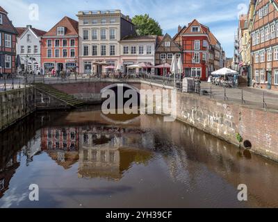 Il ponte Hudebruecke, con pareti in mattoni e volte a botte, e le scale che portano al fiume Schwinge, nonché le storiche case in legno e le case a spioventi nel vecchio edificio Foto Stock