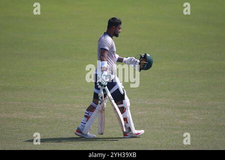 Litton Kumar Das come squadra del Bangladesh partecipa alle sessioni di allenamento allo Zahur Ahmed Chowdhury Stadium (ZACS) di Sagorika, Chattogram, Bangladesh, ottobre Foto Stock