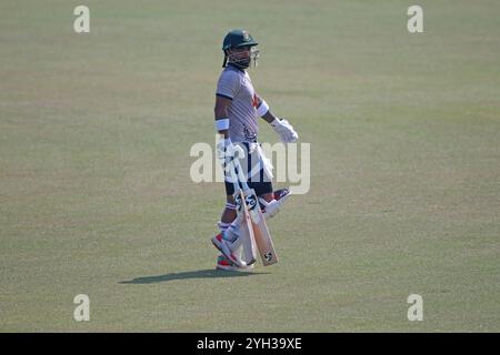 Litton Kumar Das come squadra del Bangladesh partecipa alle sessioni di allenamento allo Zahur Ahmed Chowdhury Stadium (ZACS) di Sagorika, Chattogram, Bangladesh, ottobre Foto Stock