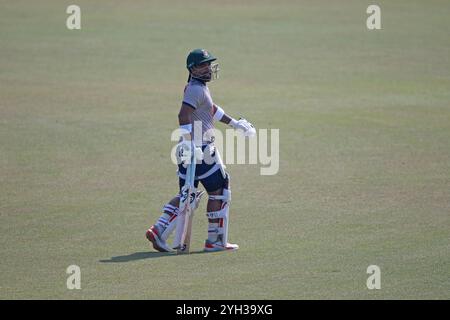 Litton Kumar Das come squadra del Bangladesh partecipa alle sessioni di allenamento allo Zahur Ahmed Chowdhury Stadium (ZACS) di Sagorika, Chattogram, Bangladesh, ottobre Foto Stock