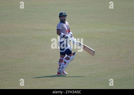 Litton Kumar Das come squadra del Bangladesh partecipa alle sessioni di allenamento allo Zahur Ahmed Chowdhury Stadium (ZACS) di Sagorika, Chattogram, Bangladesh, ottobre Foto Stock