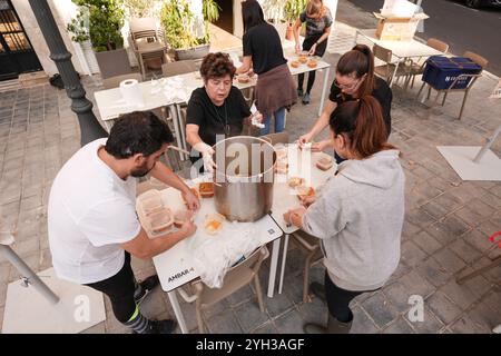 Valencia, Spagna - 9 novembre 2024. Vita quotidiana dopo la catastrofe DANA. Le persone sostengono le città colpite attraverso diverse azioni di aiuto. Il proprietario del ristorante MO e la sua cucina e preparazione per la consegna di cibo caldo fresco da inviare a diversi punti di controllo nell'area Ground zero. Le persone in questa zona spesso non possono lasciare la propria casa essendo anziane o a causa delle condizioni delle strade ancora ricoperte di fango. Aiutare le persone a preparare il cibo in tupati pronti per essere consegnati a chi ne ha bisogno. Crediti: Roberto Arosio/Alamy Live News Foto Stock