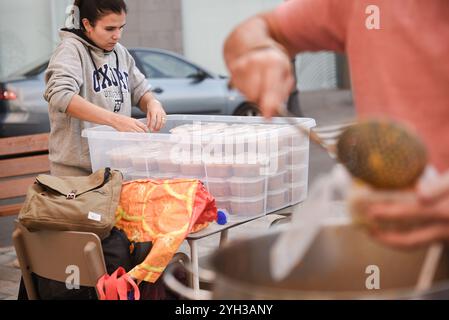 Valencia, Spagna - 9 novembre 2024. Vita quotidiana dopo la catastrofe DANA. Le persone sostengono le città colpite attraverso diverse azioni di aiuto. Il proprietario del ristorante MO e la sua cucina e preparazione per la consegna di cibo caldo fresco da inviare a diversi punti di controllo nell'area Ground zero. Le persone in questa zona spesso non possono lasciare la propria casa essendo anziane o a causa delle condizioni delle strade ancora ricoperte di fango. Aiutare le persone a preparare il cibo in tupati pronti per essere consegnati a chi ne ha bisogno. Crediti: Roberto Arosio/Alamy Live News Foto Stock