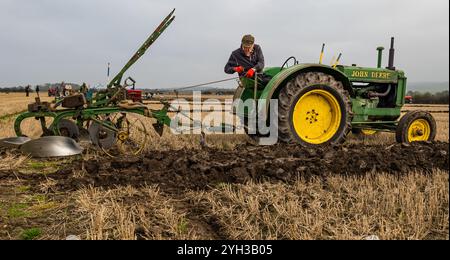 East Lothian, Scozia, Regno Unito, 9 novembre 2024. 41° incontro annuale di aratura dei trattori: L'evento annuale della East Lothian Ploughing Associations è un raduno di proprietari di oltre 60 trattori d'epoca che quest'anno si sfidano per i solchi più dritti della East Mains Farm a Samuelston. Viene impiegato molto tempo per regolare l'aratro. Nella foto: Tom Middlemass alla guida di un trattore John Deere alla fine degli anni '1930 partecipa solo a questo evento e dal 1983 ne perde solo due. Nella foto: Un trattore John Deere d'epoca degli anni '1930. Crediti: Sally Anderson/Alamy Live News Foto Stock