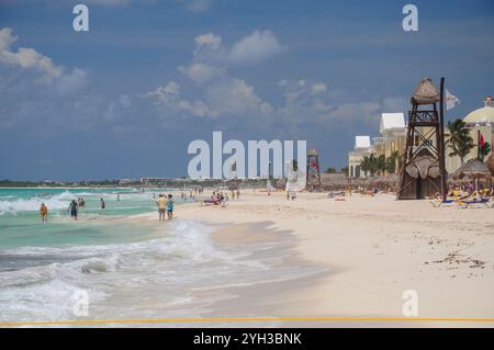 Puerto Morelos, Quintana Roo, Messico. 31 maggio 2021: I turisti apprezzano le spiagge sabbiose di Puerto Morelos a Quintana Roo, Messico. Foto Stock