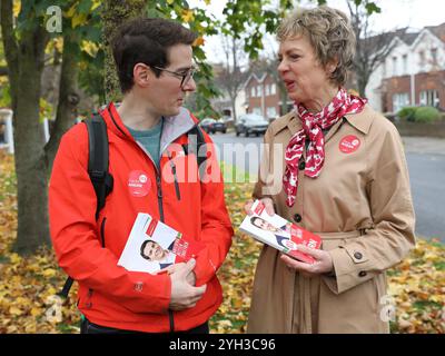 Il leader laburista irlandese Ivana Bacik con il candidato per il South West Ciaran Ahern di Dublino a Kimmage, in vista delle elezioni generali del 29 novembre. Data foto: Sabato 9 novembre 2024. Foto Stock