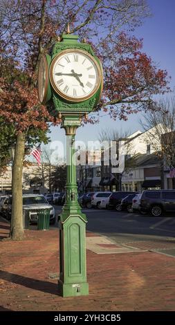 NEW CANAAN, Connecticut, Stati Uniti - 2 NOVEMBRE 2024: Il centro città con un orologio da strada si erge alto in una pittoresca zona del centro, con il suo volto illuminato dal sole del pomeriggio Foto Stock