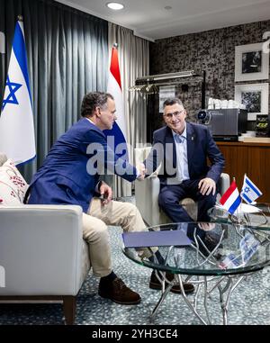 AMSTERDAM - il ministro degli Esteri israeliano Gideon Saar incontra il ministro degli Esteri olandese Caspar Veldkamp. Saar è nei Paesi Bassi a seguito degli attentati di Amsterdam contro i tifosi israeliani. ANP SEM VAN DER WAL netherlands Out - belgio Out crediti: ANP/Alamy Live News Foto Stock