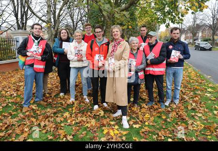 Il leader laburista irlandese Ivana Bacik con il candidato per il South West Ciaran Ahern di Dublino a Kimmage, in vista delle elezioni generali del 29 novembre. Data foto: Sabato 9 novembre 2024. Foto Stock