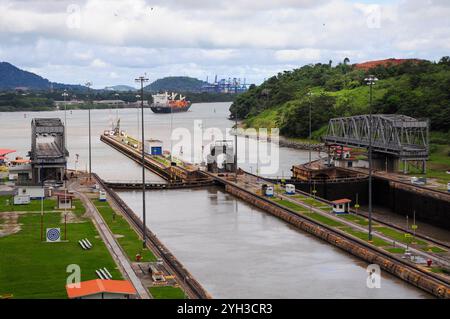 Città di Panama, Provincia di Panama, Panama. 4 giugno 2011: Una nave naviga attraverso l'iconico Canale di Panama sotto cieli nuvolosi. Foto Stock