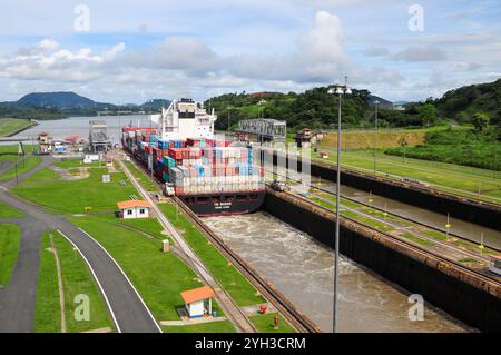 Città di Panama, Provincia di Panama, Panama. 4 giugno 2011: Una nave da carico che passa attraverso il Canale di Panama in una giornata limpida. Foto Stock