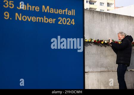 Berlino, Germania. 9 novembre 2024. Memoriale del muro di Berlino dopo la cerimonia di commemorazione in occasione del 35° anniversario della caduta del muro di Berlino. Berlino, Germania, il 9 novembre 2024. (Credit Image: © Beata Zawrzel/ZUMA Press Wire) SOLO PER USO EDITORIALE! Non per USO commerciale! Foto Stock