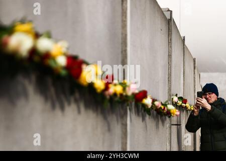 Berlino, Germania. 9 novembre 2024. Fiori al Memoriale del muro di Berlino dopo la cerimonia commemorativa che ha segnato il 35° anniversario della caduta del muro di Berlino. Berlino, Germania, il 9 novembre 2024. (Credit Image: © Beata Zawrzel/ZUMA Press Wire) SOLO PER USO EDITORIALE! Non per USO commerciale! Foto Stock