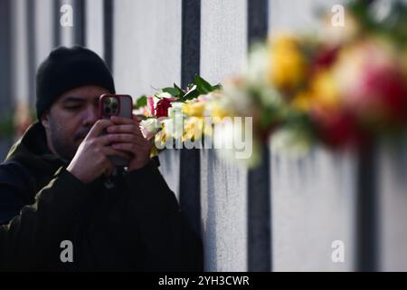 Berlino, Germania. 9 novembre 2024. Fiori al Memoriale del muro di Berlino dopo la cerimonia commemorativa che ha segnato il 35° anniversario della caduta del muro di Berlino. Berlino, Germania, il 9 novembre 2024. (Credit Image: © Beata Zawrzel/ZUMA Press Wire) SOLO PER USO EDITORIALE! Non per USO commerciale! Foto Stock