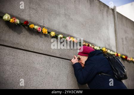 Berlino, Germania. 9 novembre 2024. Fiori al Memoriale del muro di Berlino dopo la cerimonia commemorativa che ha segnato il 35° anniversario della caduta del muro di Berlino. Berlino, Germania, il 9 novembre 2024. (Credit Image: © Beata Zawrzel/ZUMA Press Wire) SOLO PER USO EDITORIALE! Non per USO commerciale! Foto Stock