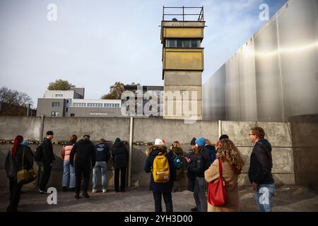 Berlino, Germania. 9 novembre 2024. Memoriale del muro di Berlino dopo la cerimonia di commemorazione in occasione del 35° anniversario della caduta del muro di Berlino. Berlino, Germania, il 9 novembre 2024. (Credit Image: © Beata Zawrzel/ZUMA Press Wire) SOLO PER USO EDITORIALE! Non per USO commerciale! Foto Stock