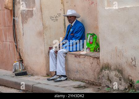 Il vecchio cubano si diverte con il sigaro Foto Stock