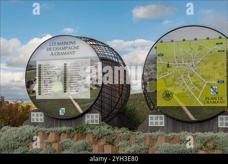 Cramant, Champagne, Francia -14 ottobre 2024 -informazioni turistiche scritte su botti di filo metallico fuori dal comune di Cramant, che dipicano tutti i relativi W Foto Stock