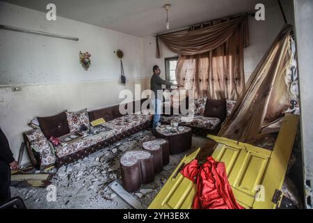 Jenin, Palestina. 9 novembre 2024. I palestinesi ispezionano i danni subiti da una casa circondata dalle forze israeliane durante un raid per arrestare un palestinese nel villaggio di Aqaba, a sud della città di Jenin, nella Cisgiordania settentrionale. Gli scontri scoppiarono per ore tra palestinesi e forze israeliane, portando alla morte di un palestinese il cui corpo è stato trattenuto dall'esercito, e al ferimento di un altro in un'operazione militare da parte delle forze israeliane. Credito: SOPA Images Limited/Alamy Live News Foto Stock