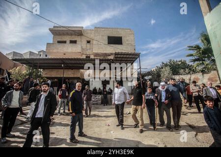 Jenin, Palestina. 9 novembre 2024. I palestinesi ispezionano i danni a una casa circondata dalle forze israeliane durante un raid per arrestare un palestinese nel villaggio di Aqaba, a sud della città di Jenin, nella Cisgiordania settentrionale. Gli scontri scoppiarono per ore tra palestinesi e forze israeliane, portando alla morte di un palestinese il cui corpo è stato trattenuto dall'esercito, e al ferimento di un altro in un'operazione militare da parte delle forze israeliane. Credito: SOPA Images Limited/Alamy Live News Foto Stock