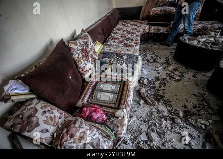 Jenin, Palestina. 9 novembre 2024. I palestinesi ispezionano i danni subiti da una casa circondata dalle forze israeliane durante un raid per arrestare un palestinese nel villaggio di Aqaba, a sud della città di Jenin, nella Cisgiordania settentrionale. Gli scontri scoppiarono per ore tra palestinesi e forze israeliane, portando alla morte di un palestinese il cui corpo è stato trattenuto dall'esercito, e al ferimento di un altro in un'operazione militare da parte delle forze israeliane. Credito: SOPA Images Limited/Alamy Live News Foto Stock