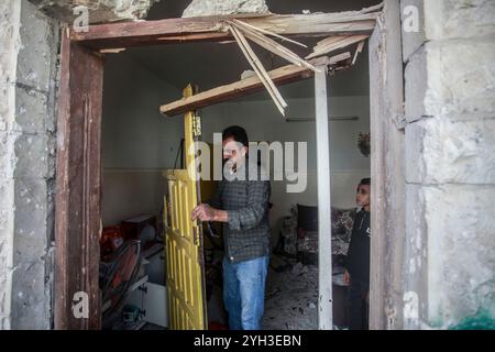 Jenin, Palestina. 9 novembre 2024. I palestinesi ispezionano i danni a una casa circondata dalle forze israeliane durante un raid per arrestare un palestinese nel villaggio di Aqaba, a sud della città di Jenin, nella Cisgiordania settentrionale. Gli scontri scoppiarono per ore tra palestinesi e forze israeliane, portando alla morte di un palestinese il cui corpo è stato trattenuto dall'esercito, e al ferimento di un altro in un'operazione militare da parte delle forze israeliane. Credito: SOPA Images Limited/Alamy Live News Foto Stock